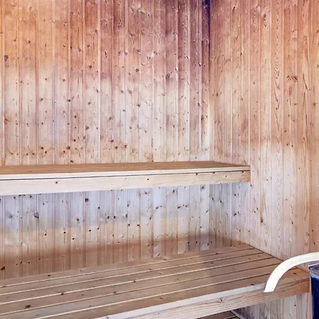 12 Person In Nexo * Snogebæk